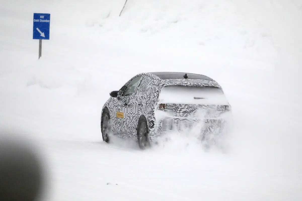 Volkswagen I.D. Neo, le foto spia dell’elettrica sulla neve (7)