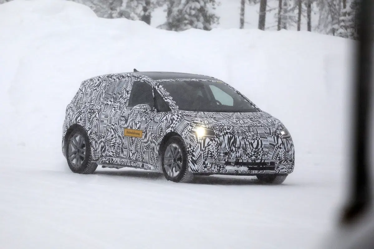 Volkswagen I.D. Neo, le foto spia dell’elettrica sulla neve (9)