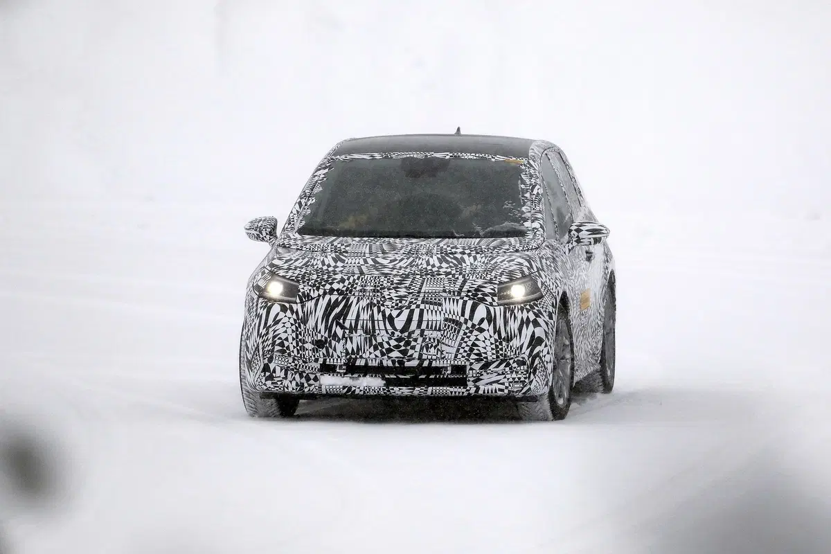 Volkswagen I.D. Neo, le foto spia dell’elettrica sulla neve (14)