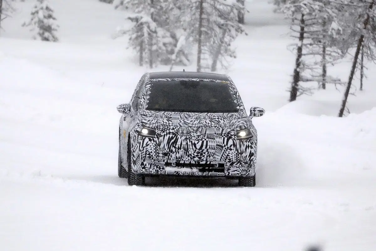 Volkswagen I.D. Neo, le foto spia dell’elettrica sulla neve (6)
