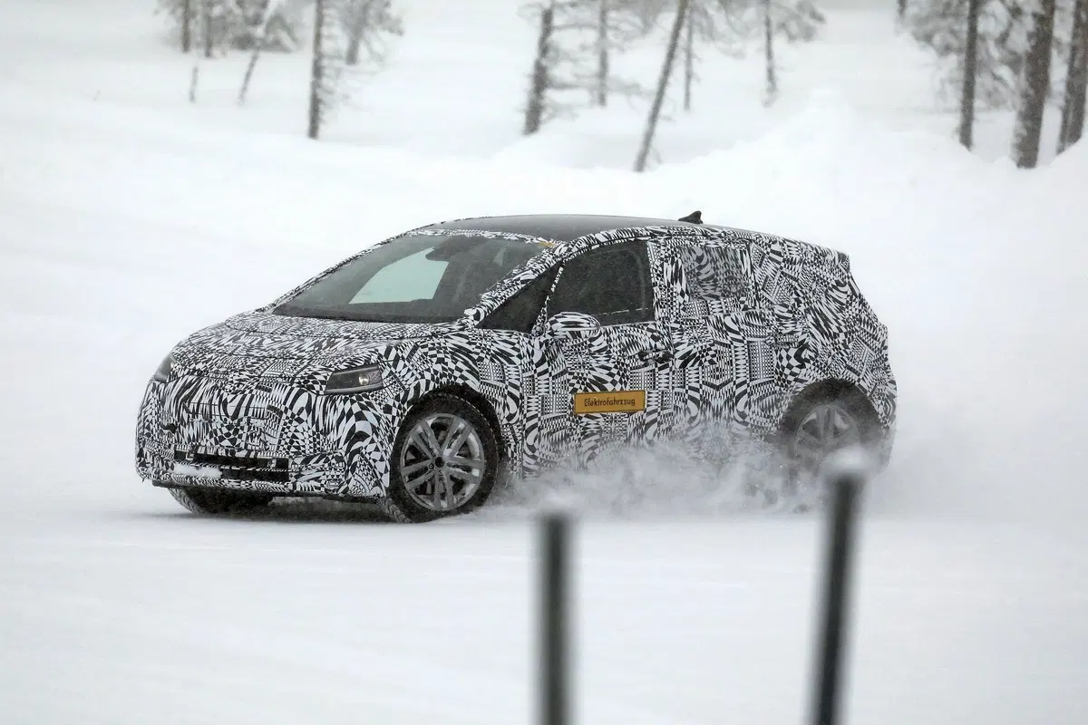 Volkswagen I.D. Neo, le foto spia dell’elettrica sulla neve (15)
