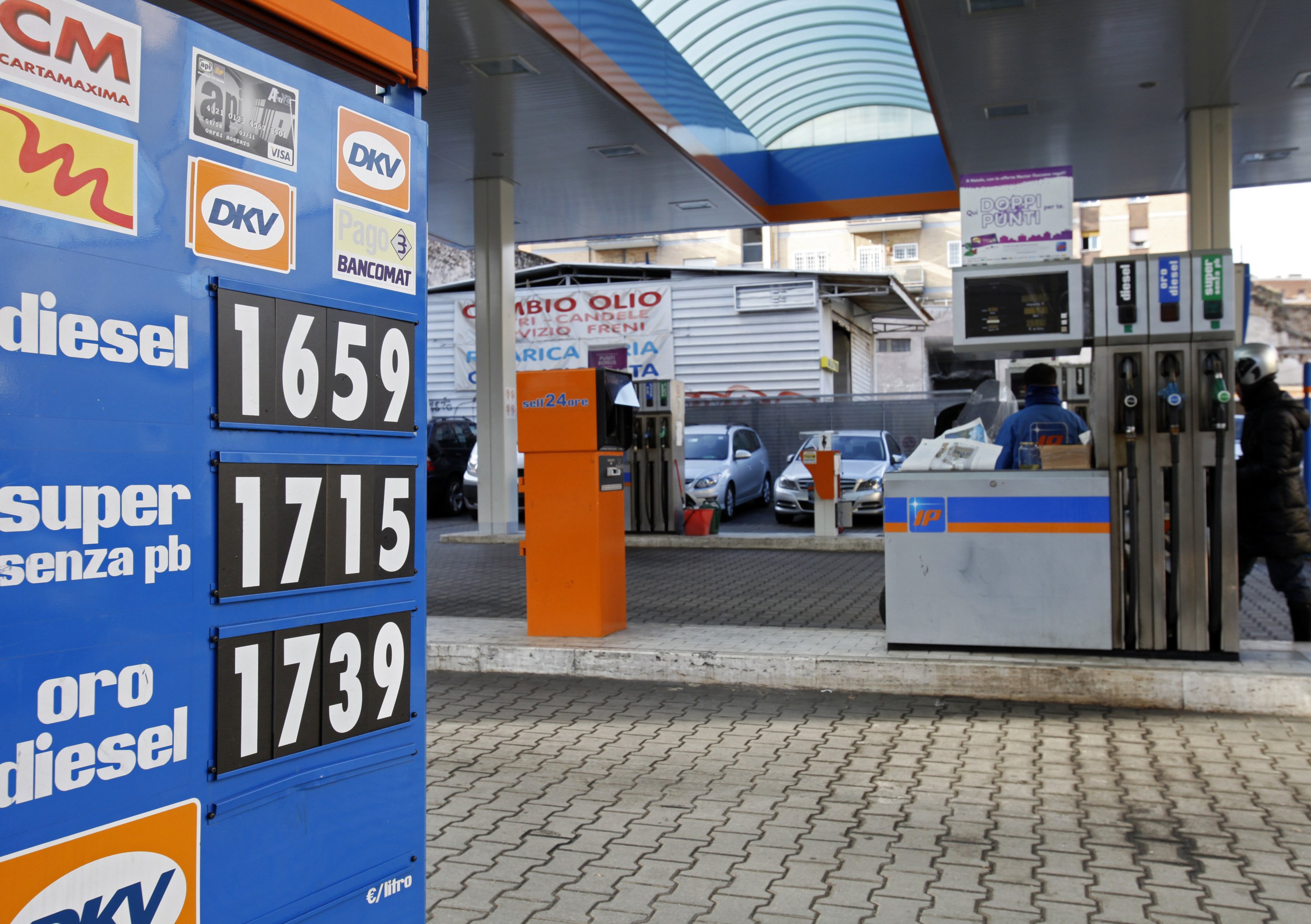Milano, quanto costa la benzina? Guerra dei prezzi