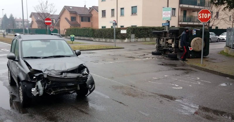 Incidente tra Land-Rover e Panda: &egrave; il Defender che si ribalta