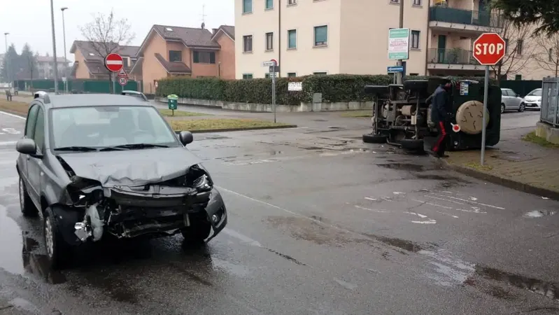 Incidente tra Land-Rover e Panda: è il Defender che si ribalta