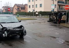 Incidente tra Land-Rover e Panda: è il Defender che si ribalta