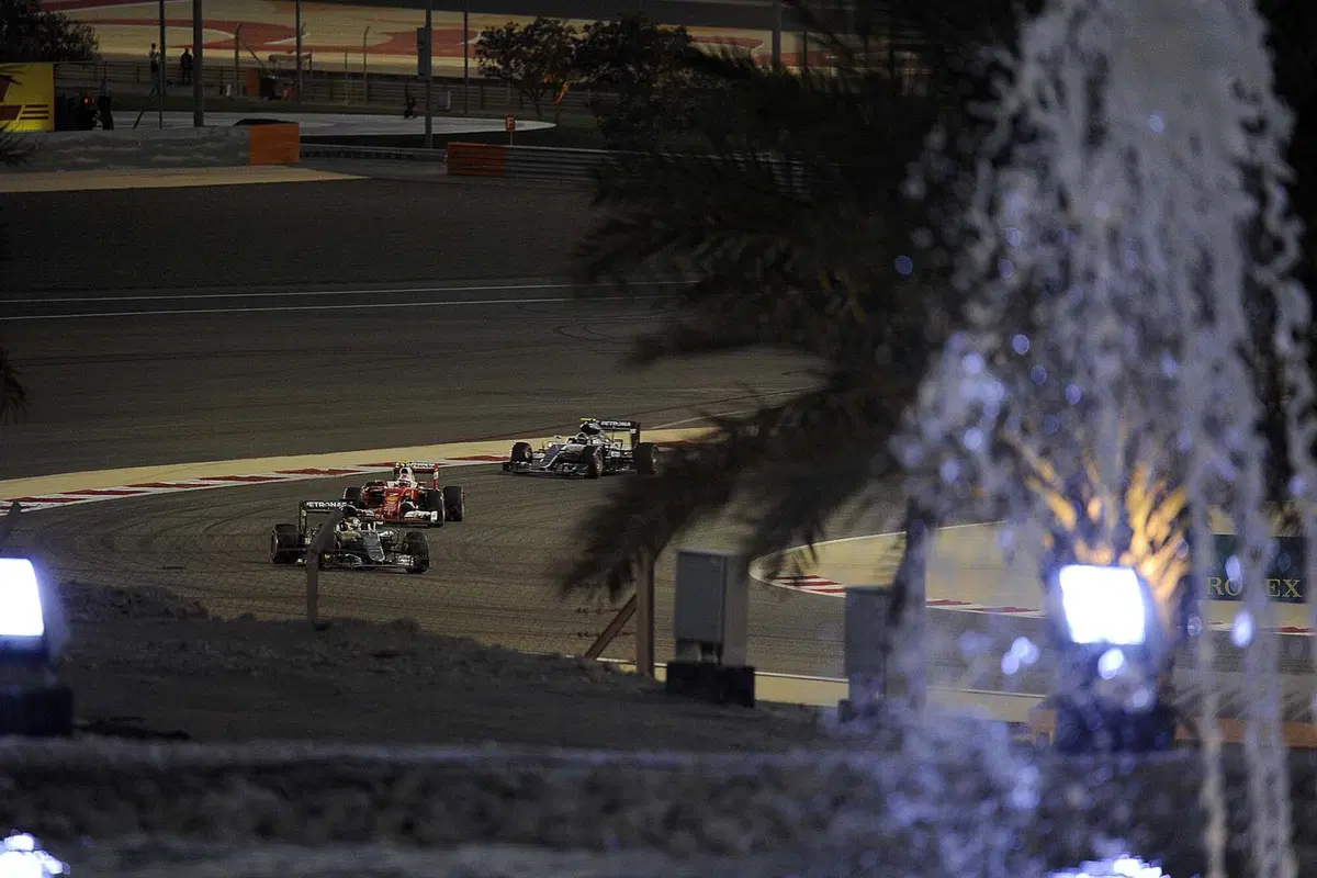 F1, Gp Bahrain 2016: pole per Hamilton. Vettel terzo
