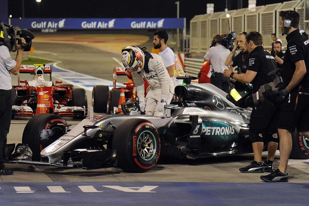 F1, Gp Bahrain 2016: pole per Hamilton. Vettel terzo (9)