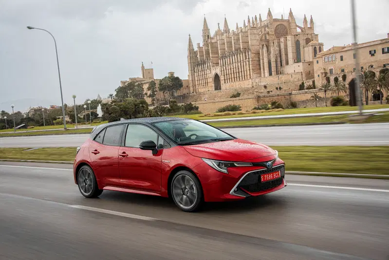 L'abito non fa il monaco: la Corolla rimane pacata e gentile