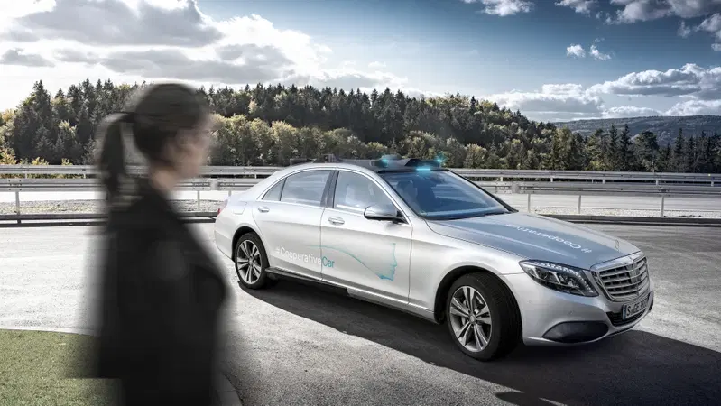 Mercedes Cooperative Car, guida autonoma che interagisce 