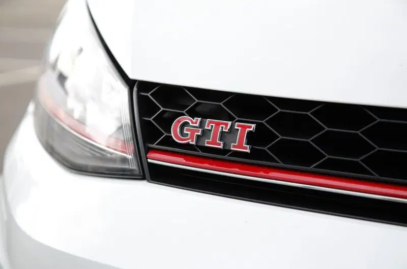 La sigla "GTI": Volkswagen ne ha rivendicato la paternit&agrave; nel 2012 contro Suzuki,che utilizzava la stessa sigla per la Swift GTi