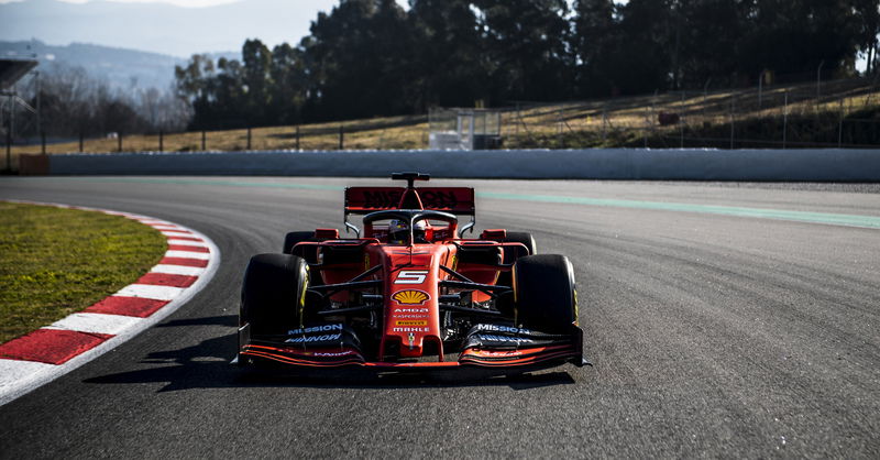 Arma Ferrari per il Mondiale F1 2019: la SF90 in pista [foto]