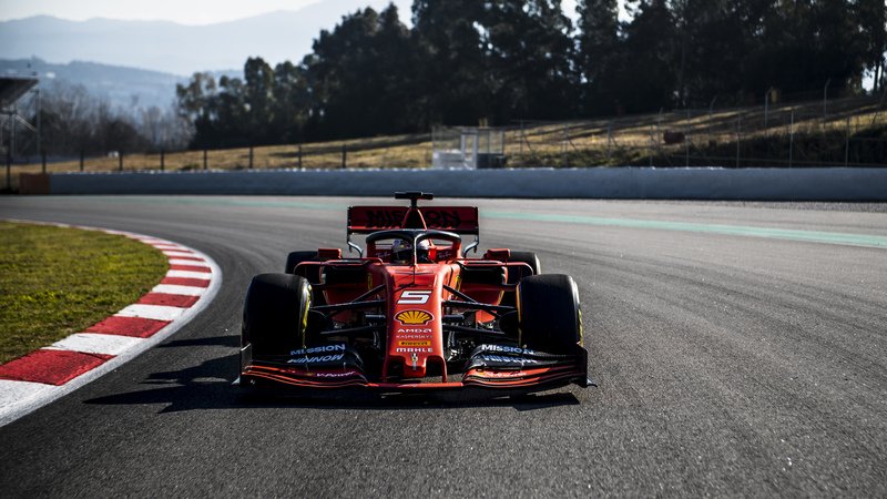 Arma Ferrari per il Mondiale F1 2019: la SF90 in pista [foto]