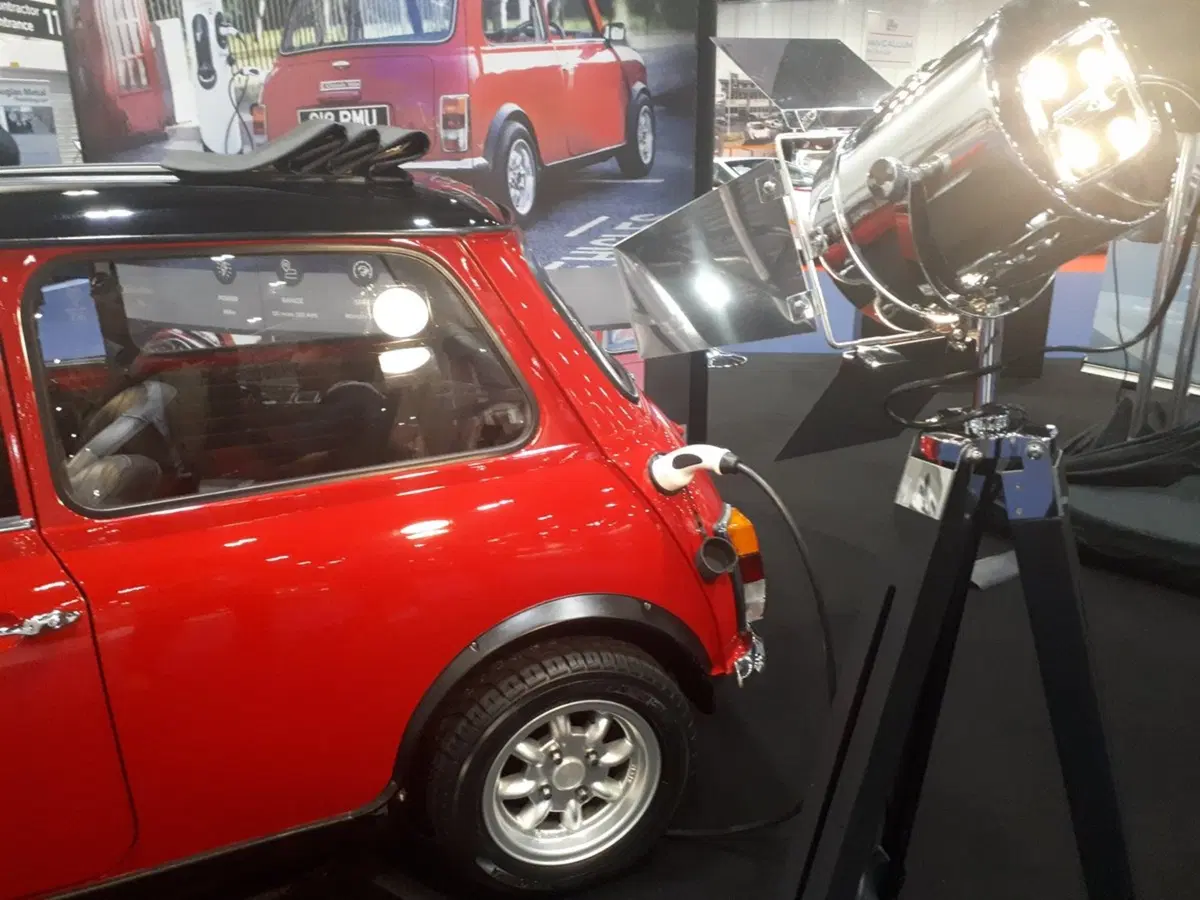 Vecchia Mini, Made in UK: 90mila euro per la special Swind con motore elettrico (3)