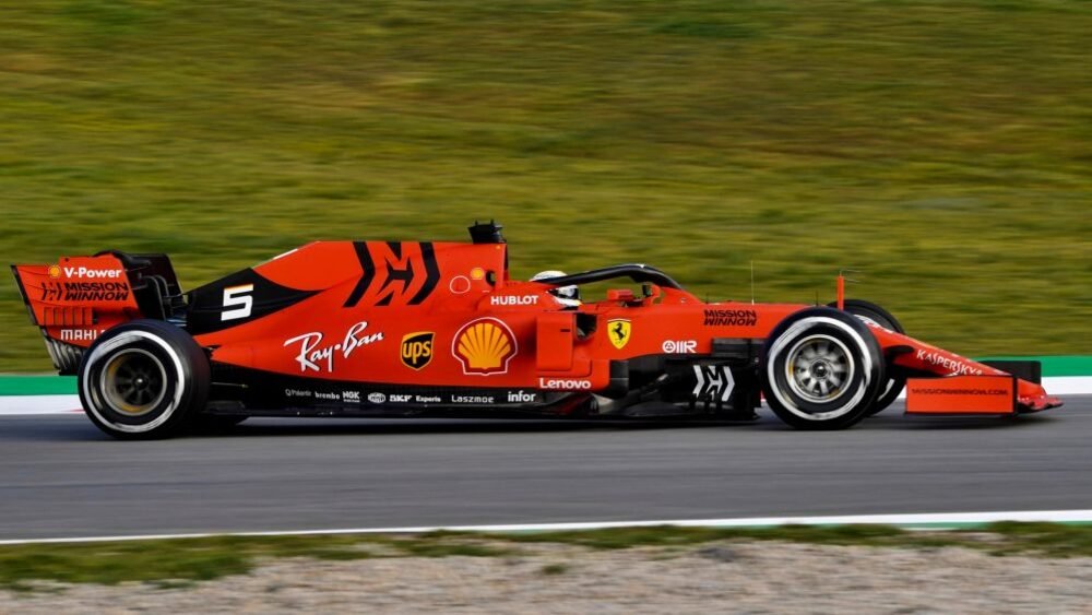 Vettel in azione con la nuova Ferrari SF90 nel Day dei test a Barcellona 2019