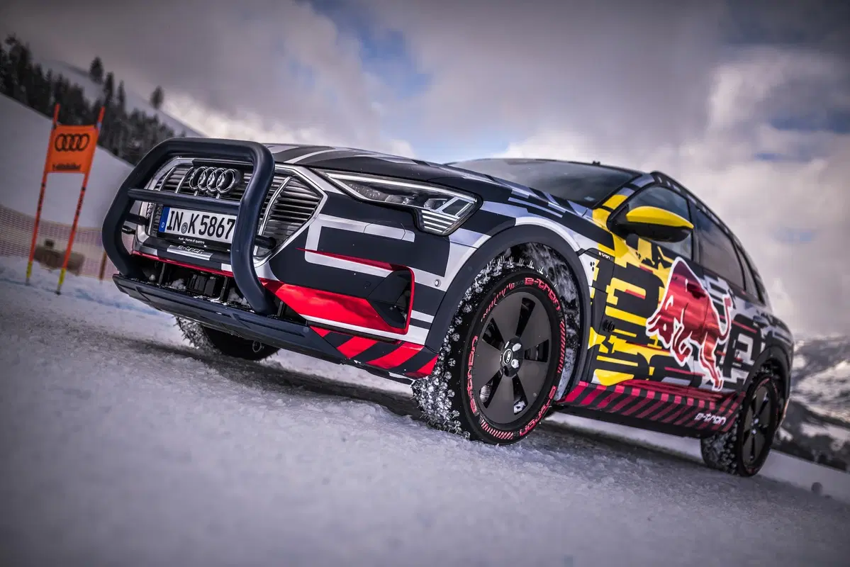 Audi e-tron: il SUV elettrico sfida la leggendaria pista da sci Streif (8)