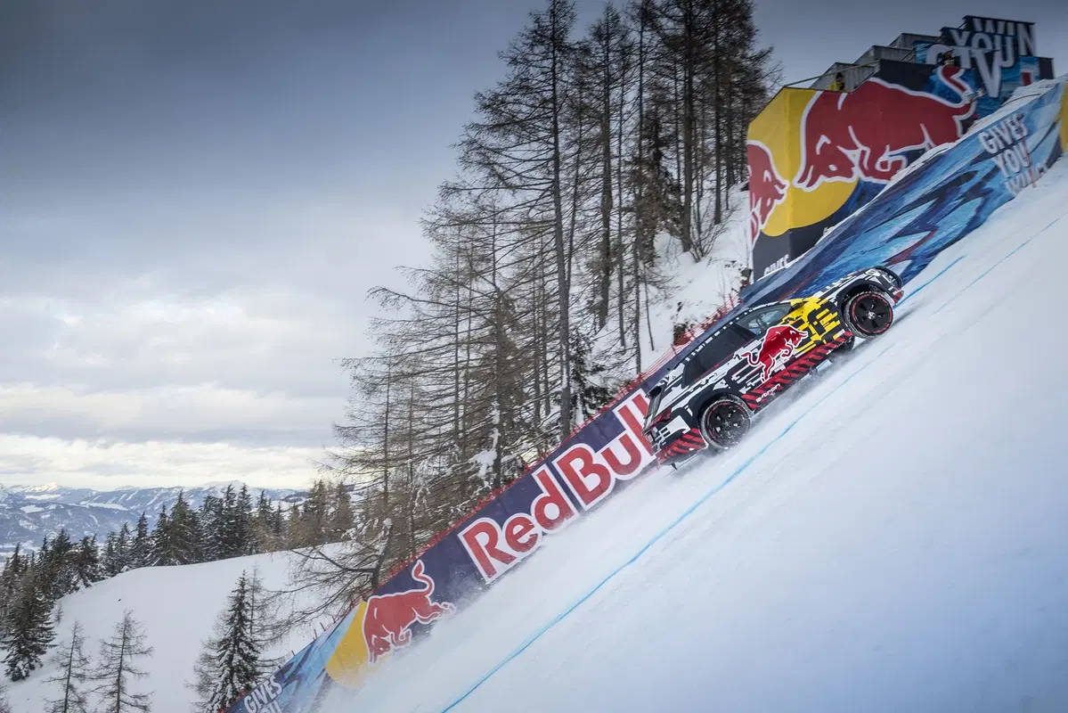 Audi e-tron: il SUV elettrico sfida la leggendaria pista da sci Streif (13)