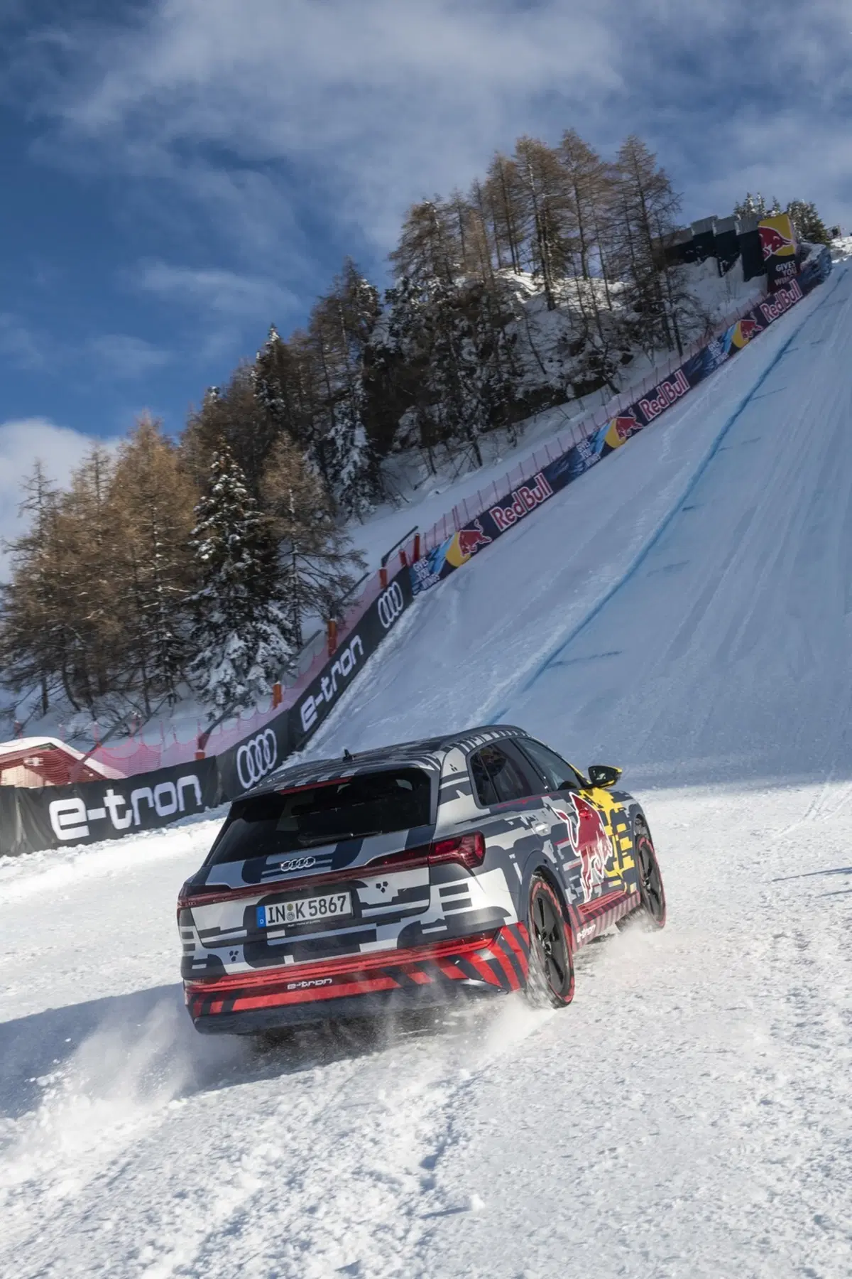 Audi e-tron: il SUV elettrico sfida la leggendaria pista da sci Streif (11)