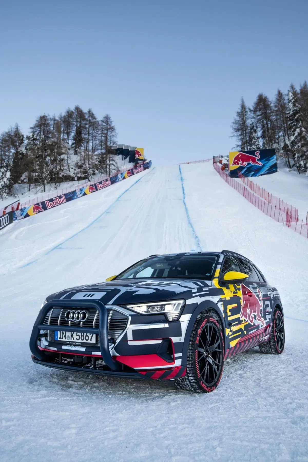Audi e-tron: il SUV elettrico sfida la leggendaria pista da sci Streif (4)