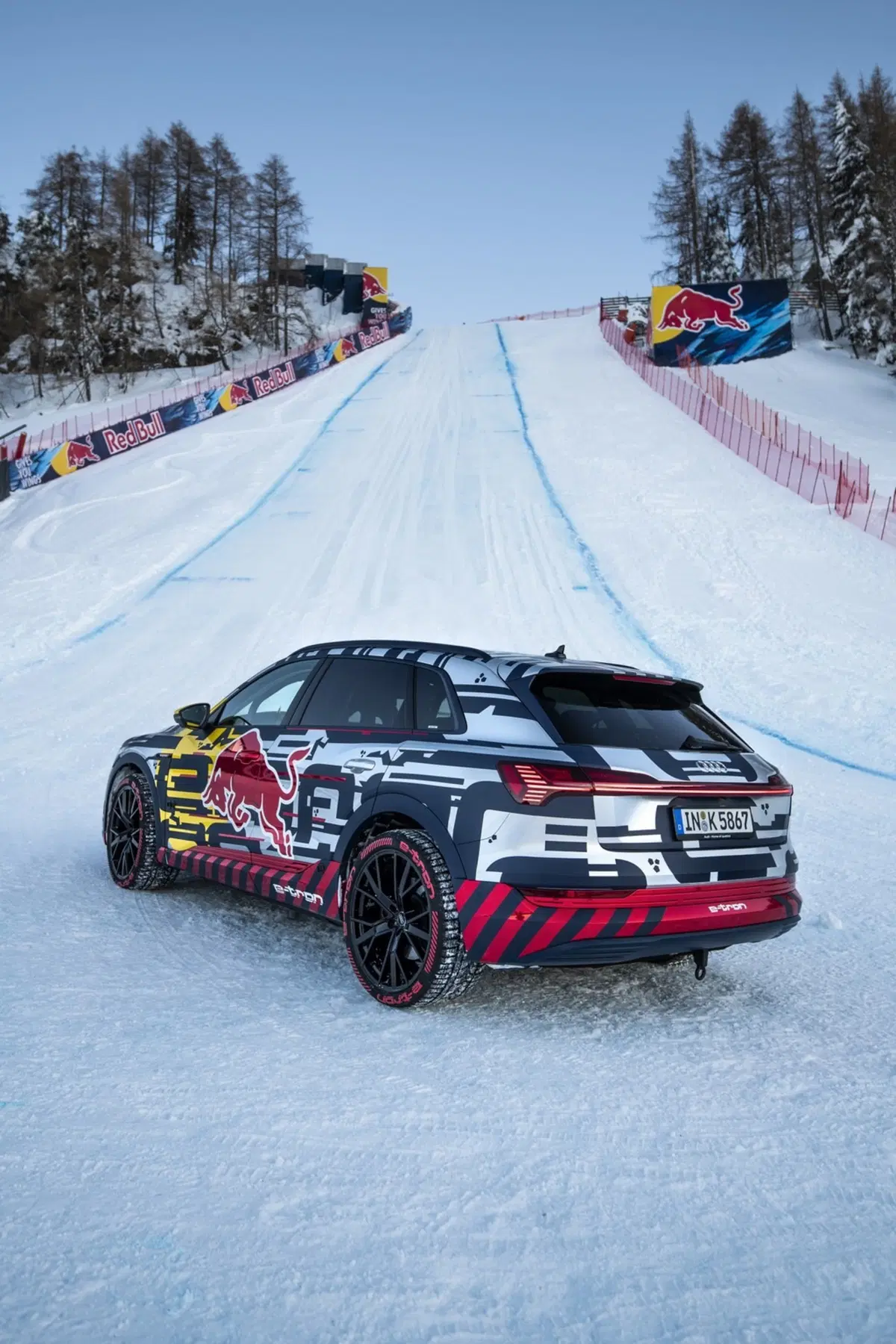 Audi e-tron: il SUV elettrico sfida la leggendaria pista da sci Streif (15)