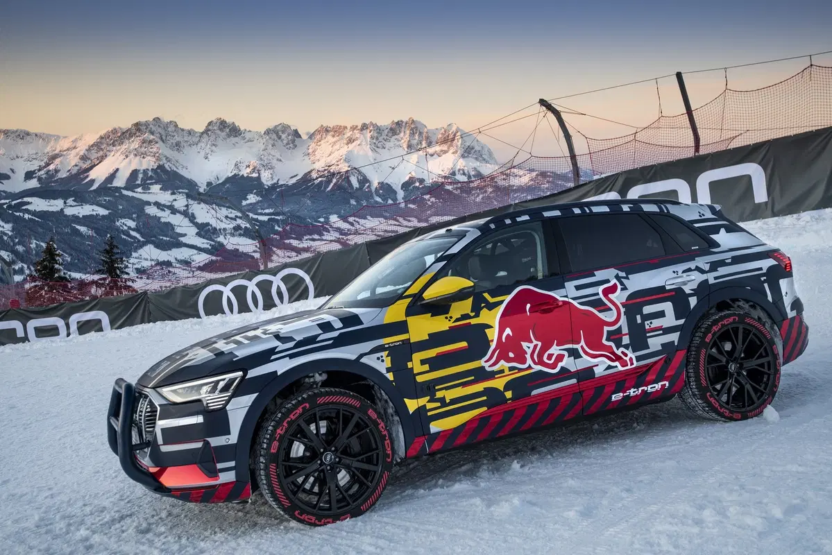 Audi e-tron: il SUV elettrico sfida la leggendaria pista da sci Streif (6)