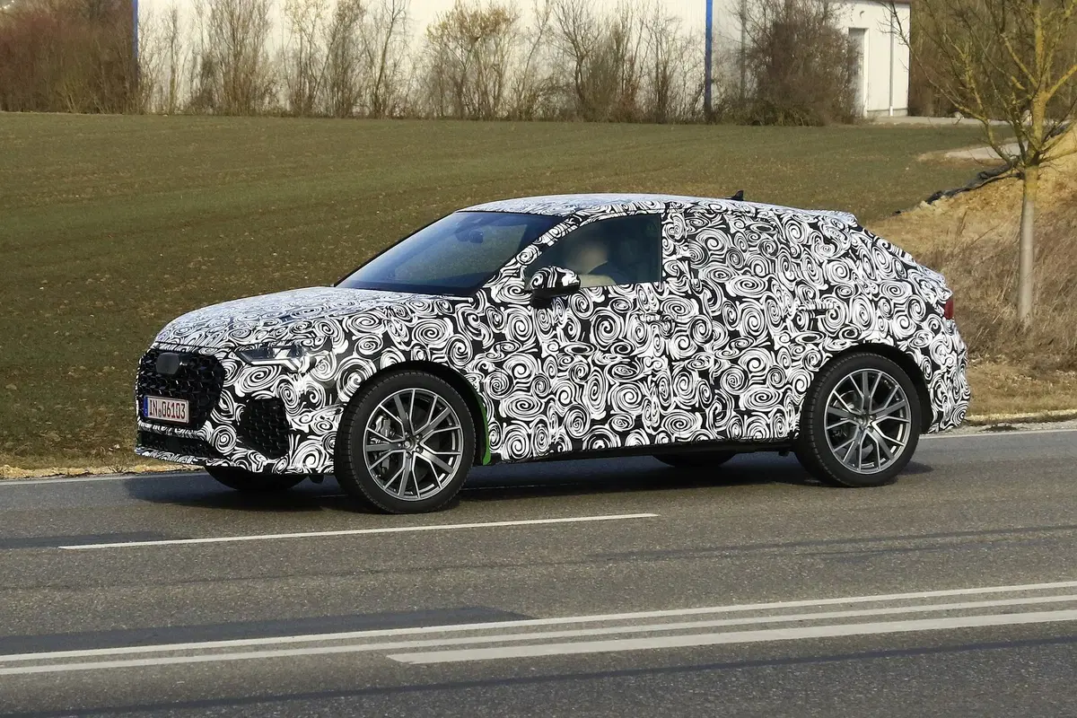 Audi Q4 RS o Q3 RS Sportback? [Foto spia] (11)