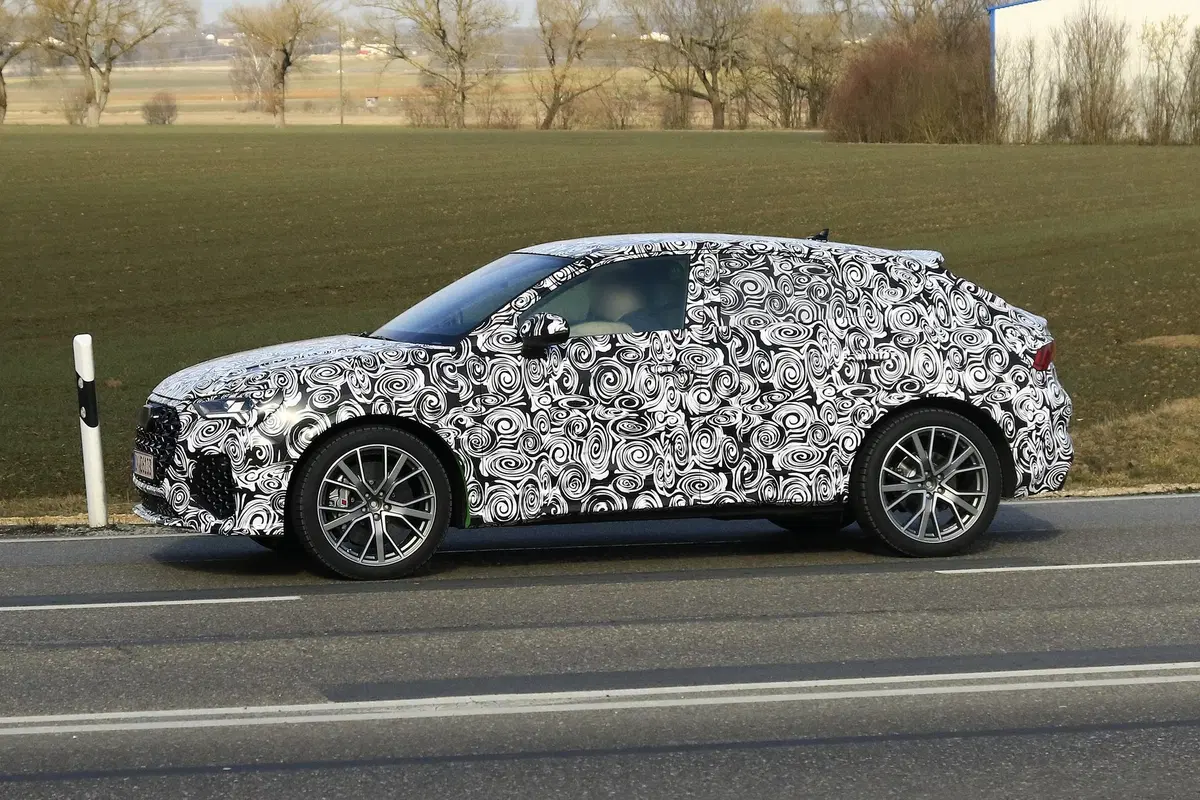 Audi Q4 RS o Q3 RS Sportback? [Foto spia] (3)