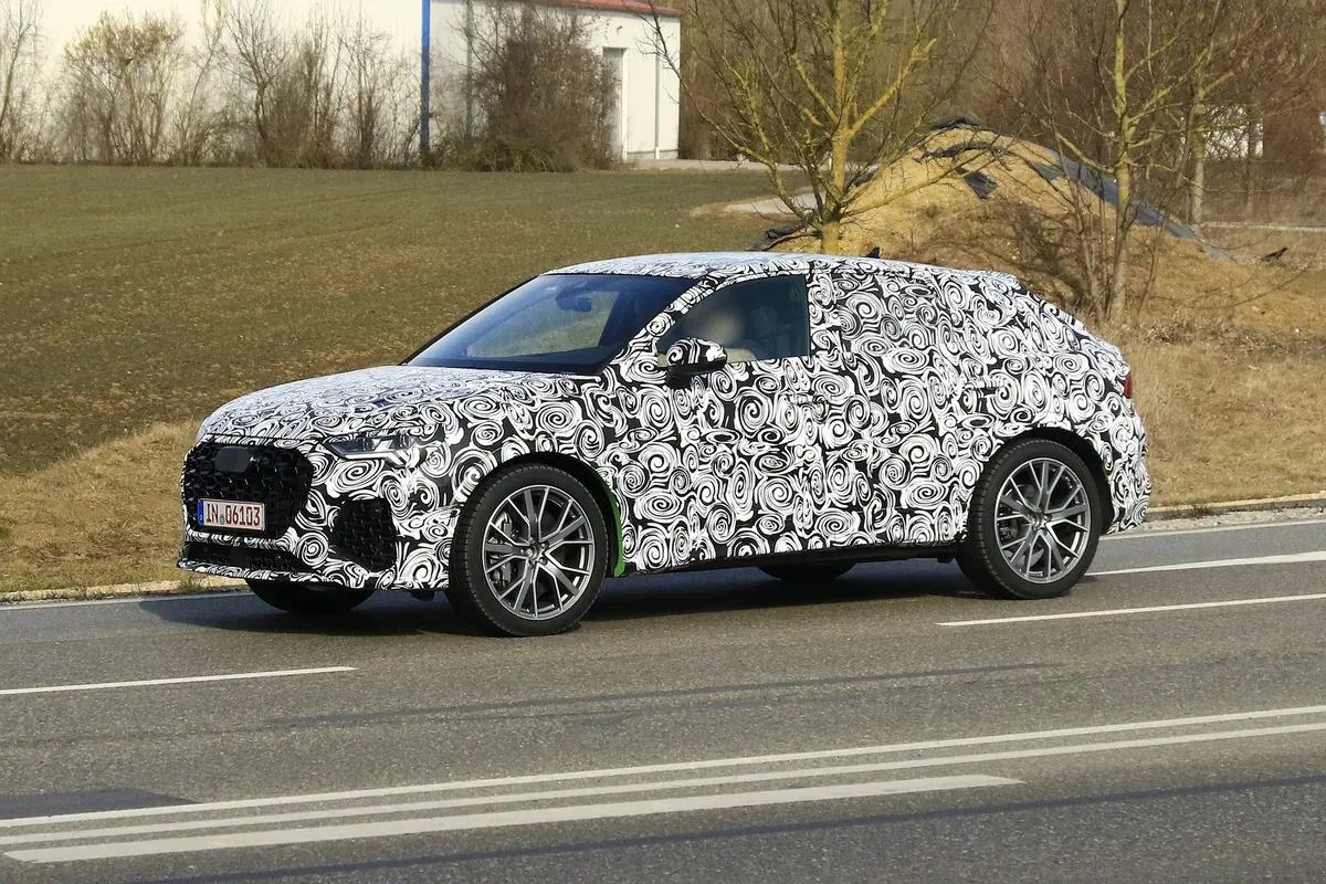 Audi Q4 RS o Q3 RS Sportback? [Foto spia] (7)