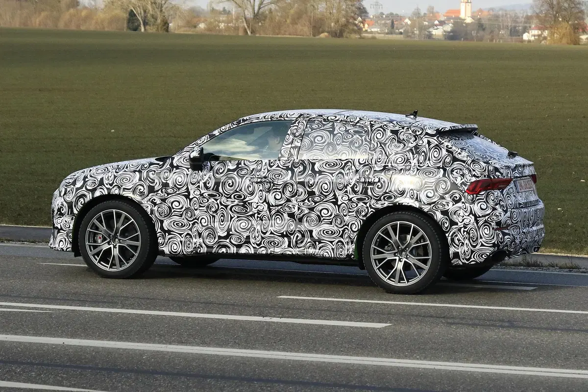 Audi Q4 RS o Q3 RS Sportback? [Foto spia] (12)