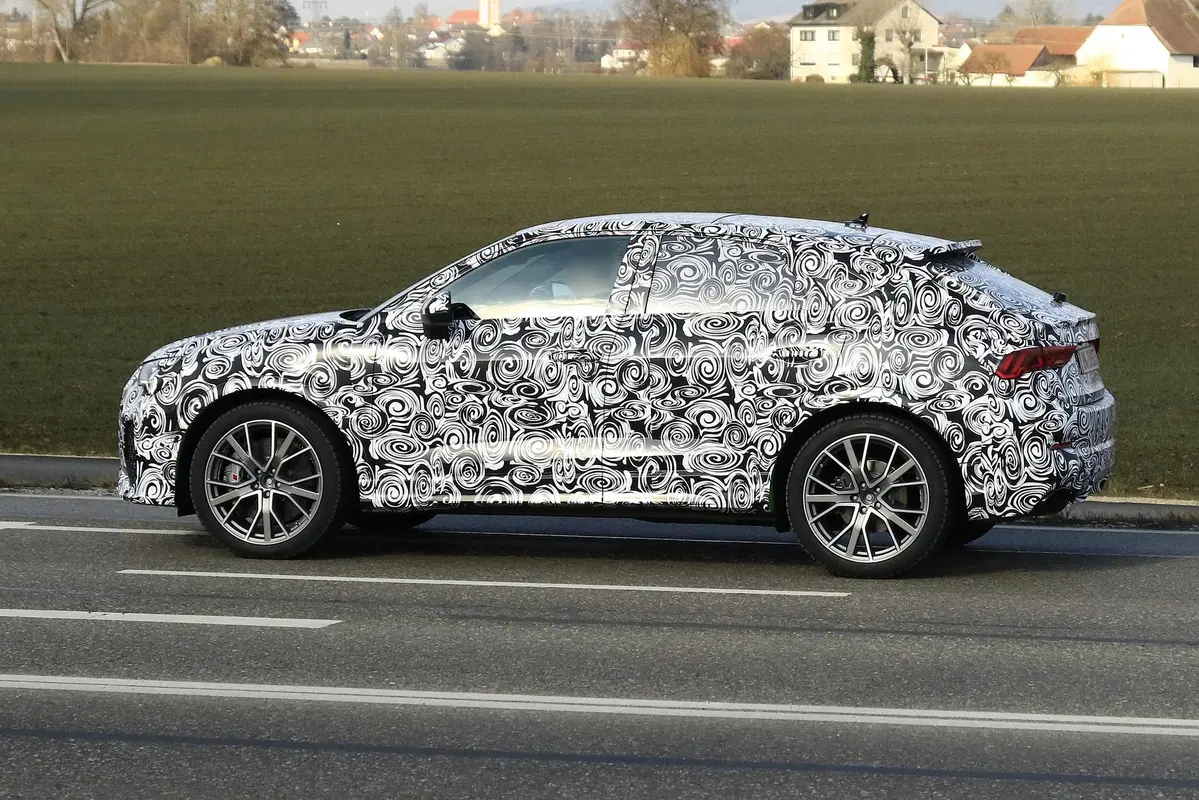 Audi Q4 RS o Q3 RS Sportback? [Foto spia] (6)