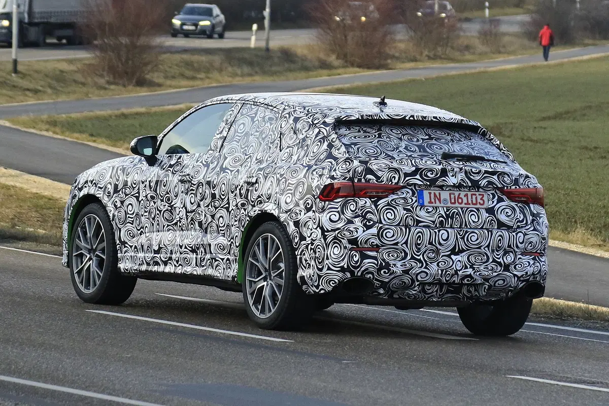 Audi Q4 RS o Q3 RS Sportback? [Foto spia] (8)