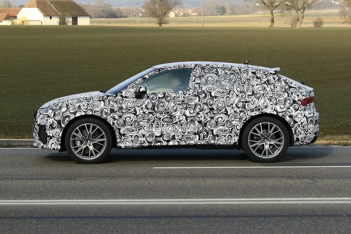 Audi Q4 RS o Q3 RS Sportback? [Foto spia] (9)