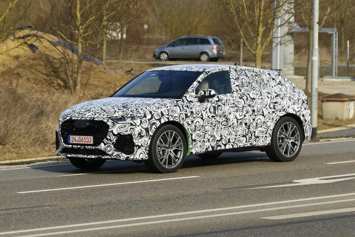 Audi Q4 RS o Q3 RS Sportback? [Foto spia] (4)