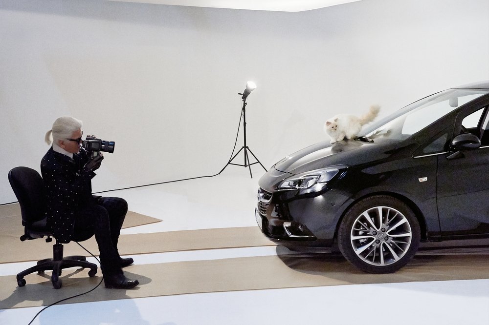 2015: Karl Lagerfeld fotografa la Opel Corsa insieme alla sua gatta Choupette