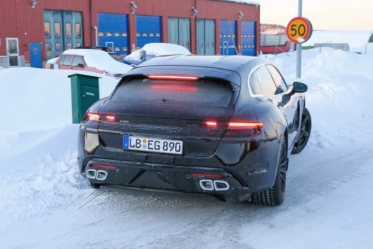 Porsche Taycan Sprot Turismo, secondo modello elettrico (4)