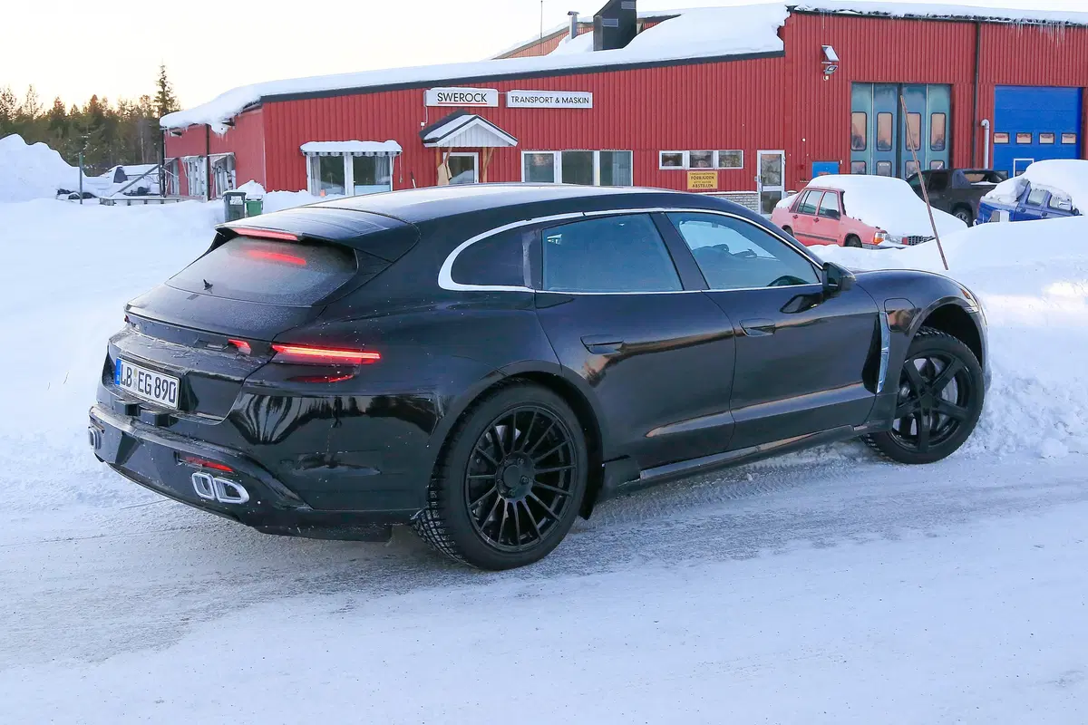 Porsche Taycan Sprot Turismo, secondo modello elettrico (7)