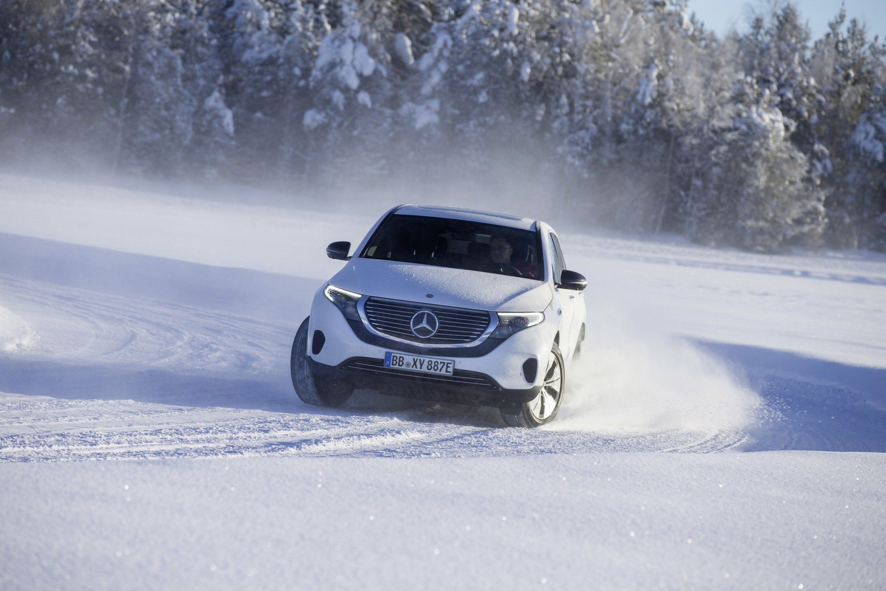 Mercedes EQC: test al freddo per il maxi SUV elettrico