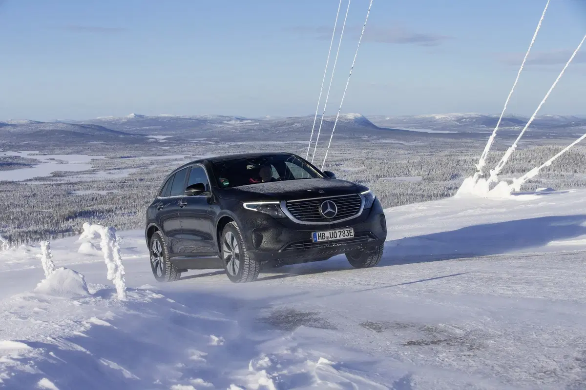 Mercedes EQC: test al freddo per il maxi SUV elettrico (4)
