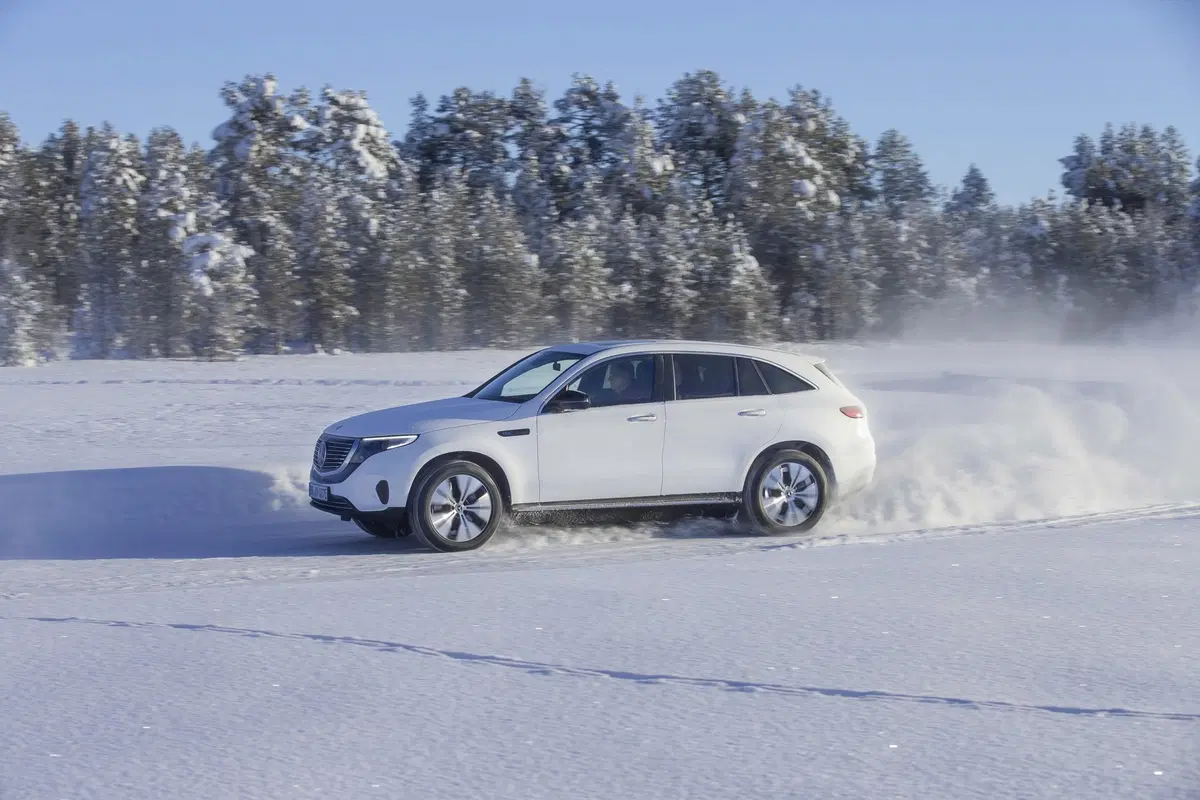 Mercedes EQC: test al freddo per il maxi SUV elettrico (5)