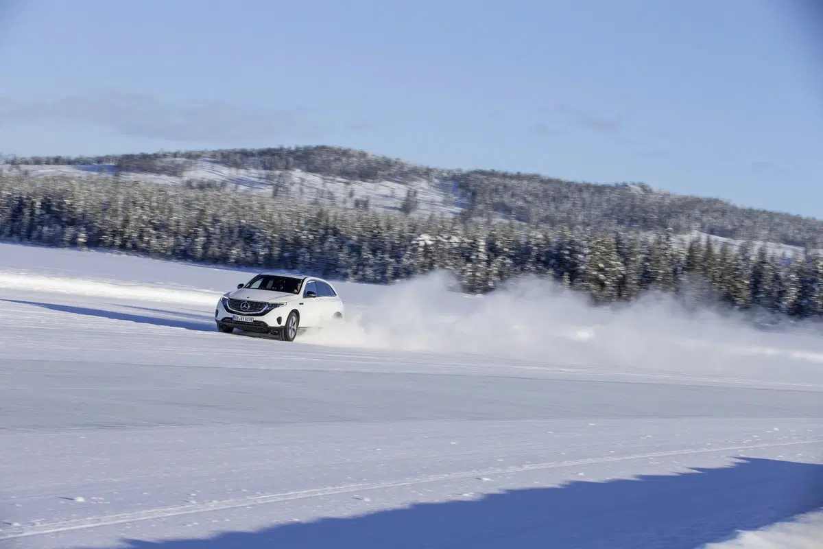 Mercedes EQC: test al freddo per il maxi SUV elettrico (6)