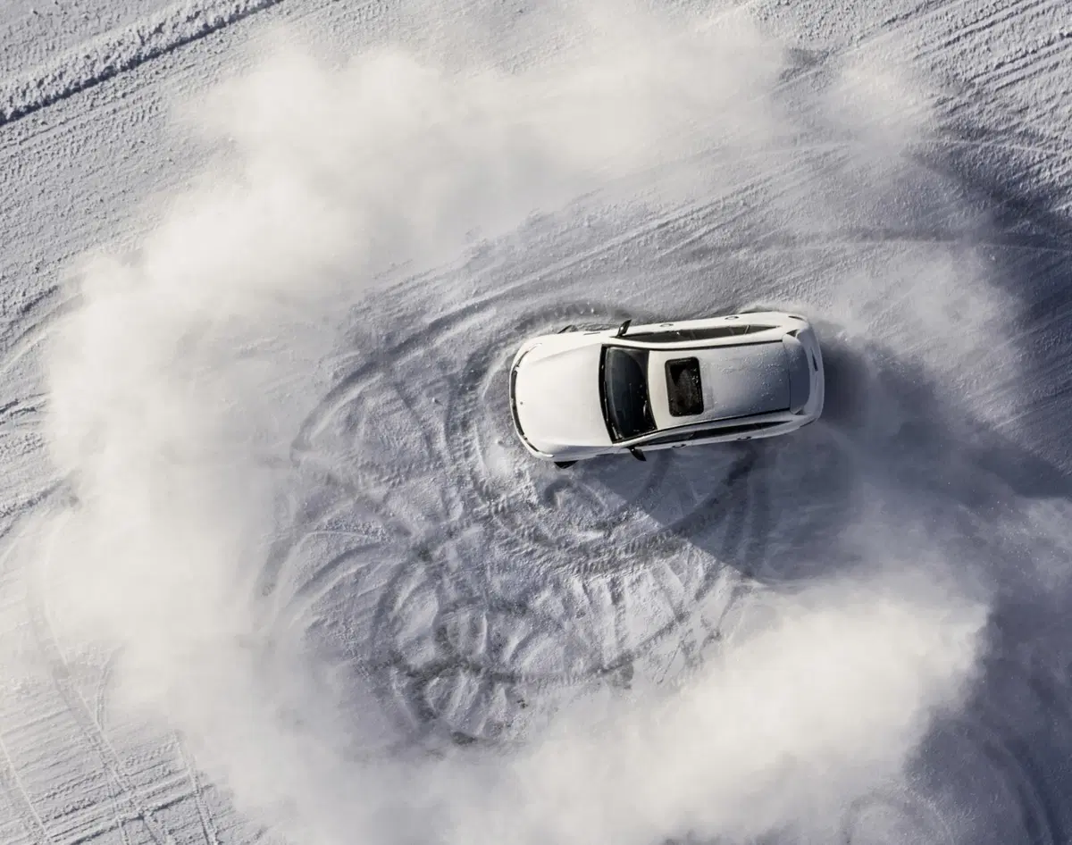 Mercedes EQC: test al freddo per il maxi SUV elettrico (10)