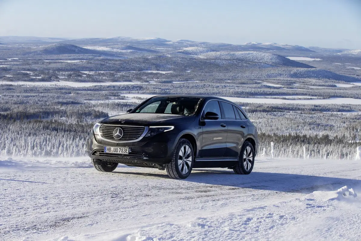 Mercedes EQC: test al freddo per il maxi SUV elettrico (11)