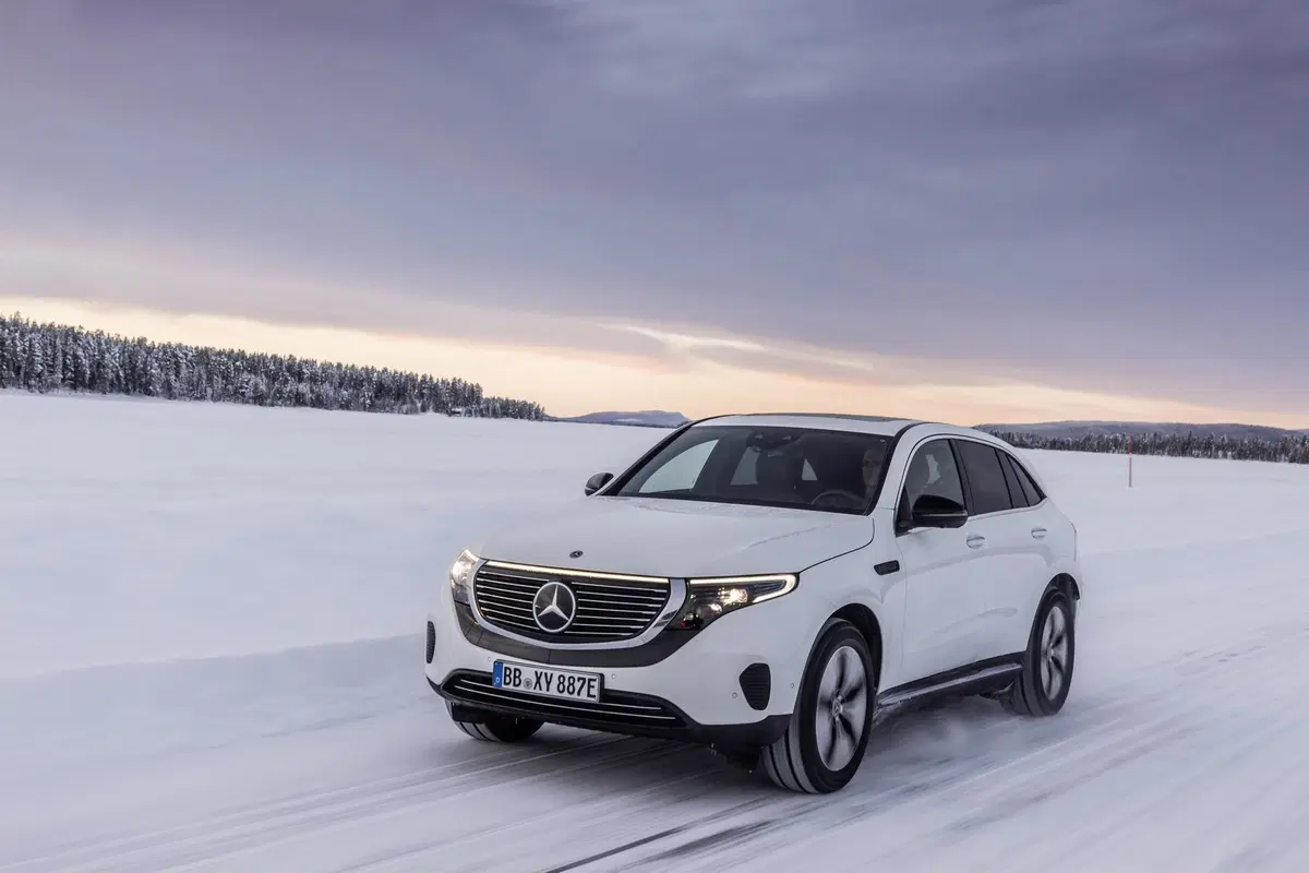 Mercedes EQC: test al freddo per il maxi SUV elettrico (13)