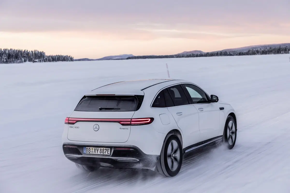 Mercedes EQC: test al freddo per il maxi SUV elettrico (8)