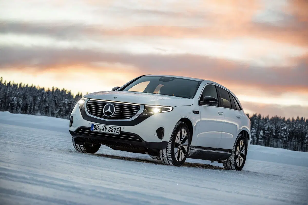 Mercedes EQC: test al freddo per il maxi SUV elettrico (9)