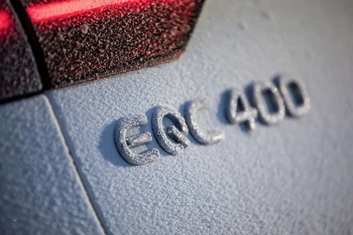 Mercedes EQC: test al freddo per il maxi SUV elettrico (12)