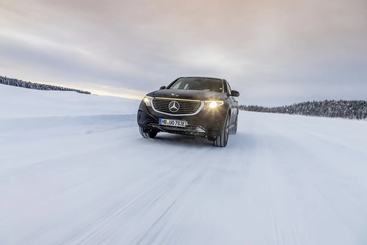 Mercedes EQC: test al freddo per il maxi SUV elettrico (17)