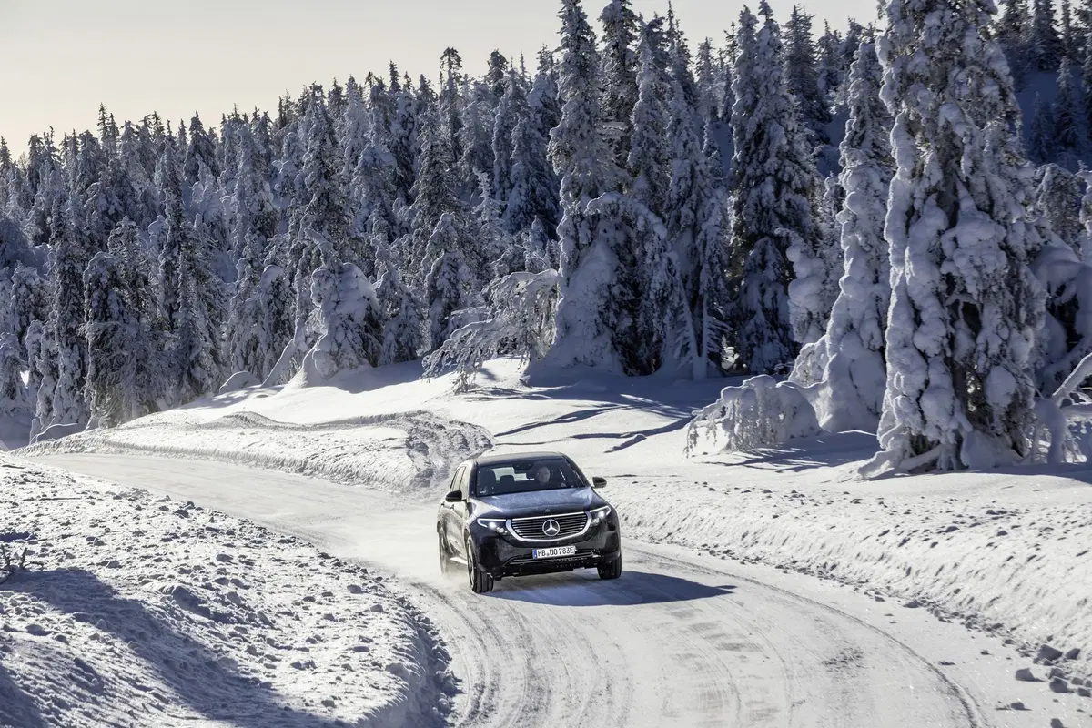 Mercedes EQC: test al freddo per il maxi SUV elettrico (18)