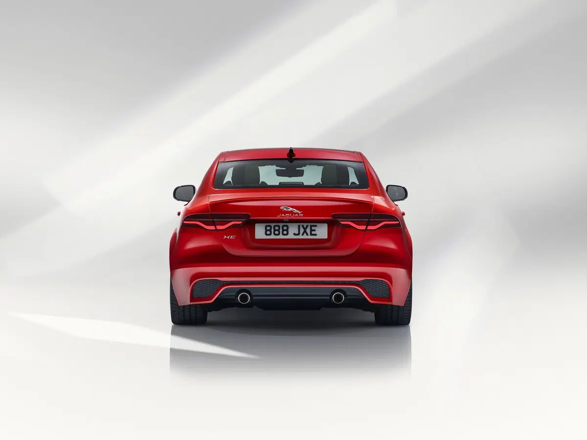 Nuova Jaguar XE: la berlina si rinnova da cima a fondo [Foto e video] (14)