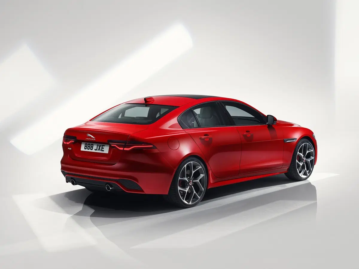 Nuova Jaguar XE: la berlina si rinnova da cima a fondo [Foto e video] (15)