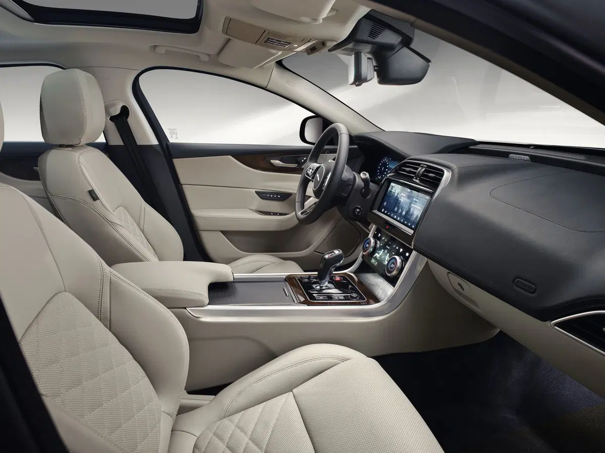 Nuova Jaguar XE: la berlina si rinnova da cima a fondo [Foto e video] (10)
